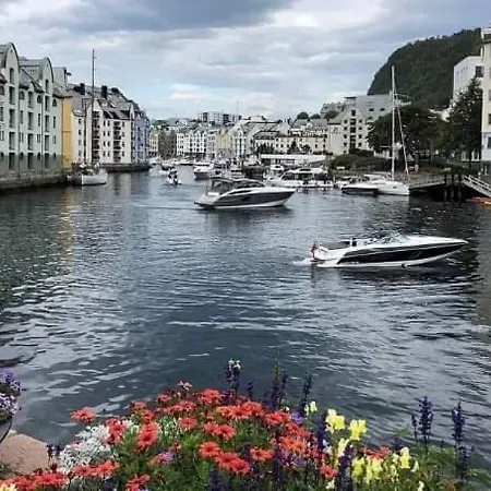 Koselig Garasjeloft! Lägenhet Langevag